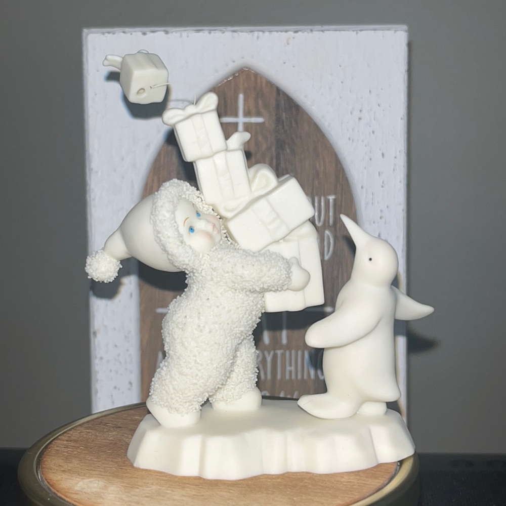 Snowbabies 2002 Snowbabies "I Have Lots To Give"Bisque 4.5" Presents Penguin EUC